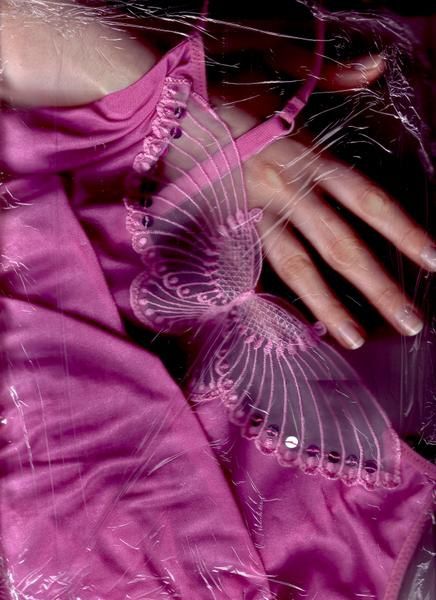 Celloscan : lingerie rose avec motif papillon, ma main